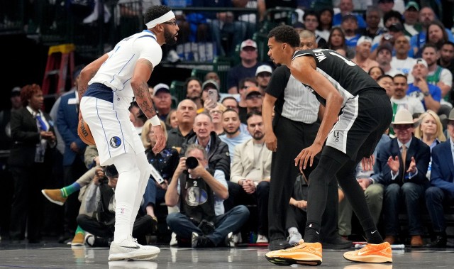 开云体育官网app-浓眉和文班生涯第三年数据相近 美媒感慨：联盟本该属于浓眉的