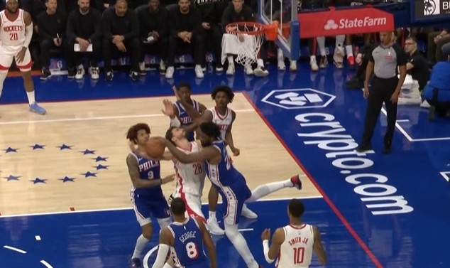 开云官网登录-是个好防守！申京篮下强打恩比德造犯规 76人挑战成功