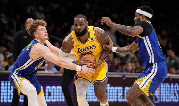 开云官网登录-【NBA新赛季分档前瞻】湖人勇士均非夺冠大热门？